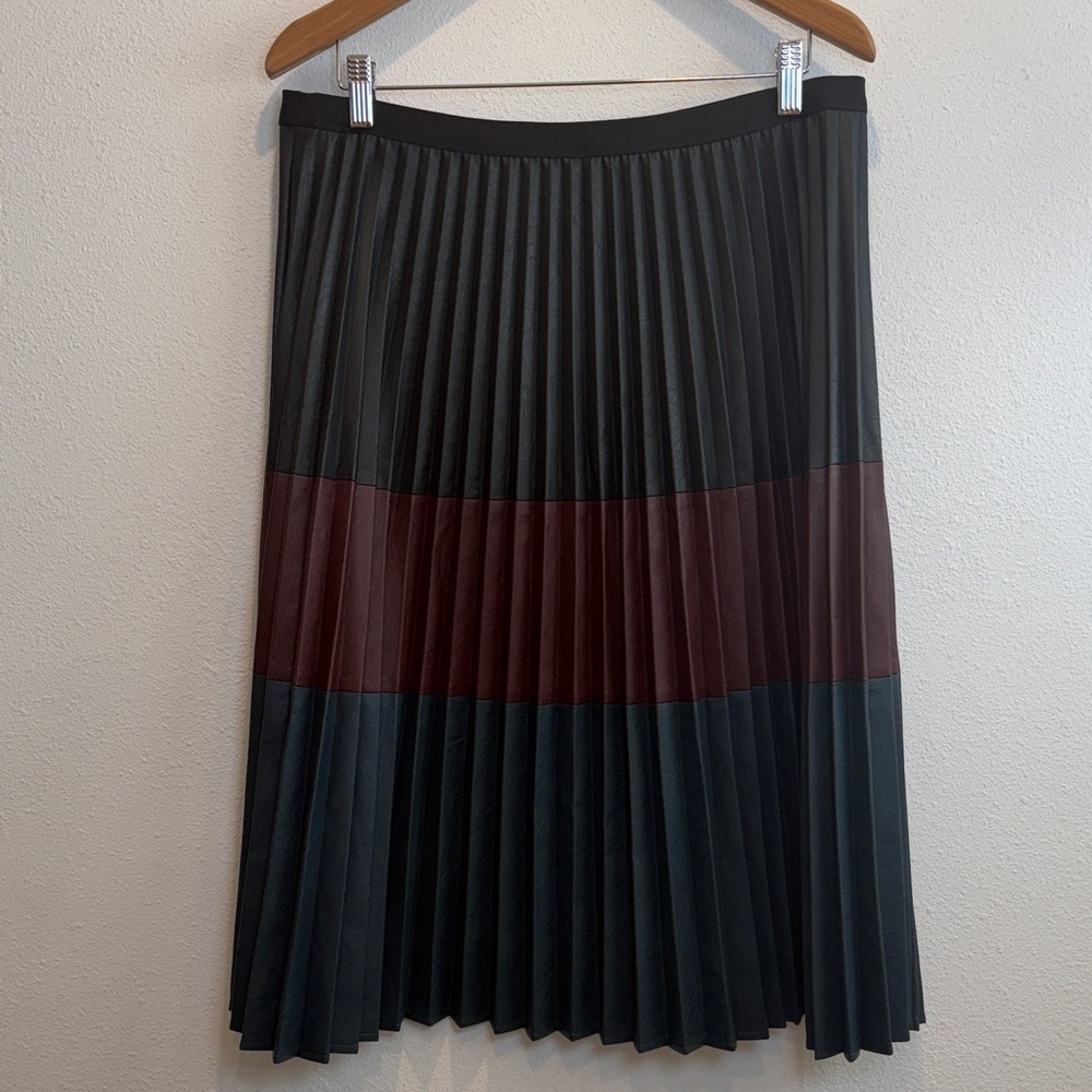 BCBGMAXAZIA Elsa Pleated Faux Leather Skirt Size L Preppy